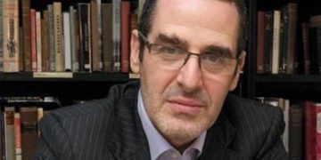 Ο Μαρκ Μαζάουερ (φωτ.: alchetron.com/Mark-Mazower)