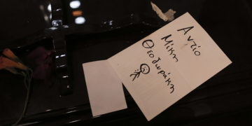 Σημείωμα στο φέρετρο του Μίκη Θεοδωράκη στο παρεκκλήσι της Μητρόπολης Αθηνών (φωτ.: ΑΠΕ-ΜΠΕ / Κώστας Τσιρώνης)