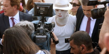 Η Ιωάννα Παλιοσπύρου εμφανίστηκε στο δικαστήριο με ειδική μάσκα που «κρατάει» το πρόσωπό της και την προστατεύει από το φως του ήλιου (φωτ.: ΑΠΕ-ΜΠΕ / Ορέστης Παναγιώτου)