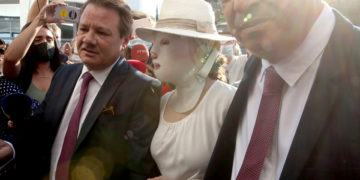 Η Ιωάννα Παλιοσπύρου εμφανίστηκε στο δικαστήριο με ειδική μάσκα που «κρατάει» το πρόσωπό της και την προστατεύει από το φως του ήλιου (φωτ.: ΑΠΕ-ΜΠΕ / Ορέστης Παναγιώτου)