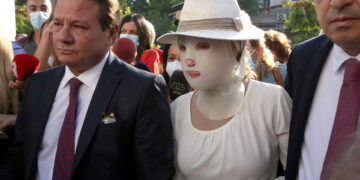 Η Ιωάννα Παλιοσπύρου εμφανίστηκε στο δικαστήριο με ειδική μάσκα που «κρατάει» το πρόσωπό της και την προστατεύει από το φως του ήλιου (φωτ.: ΑΠΕ-ΜΠΕ / Ορέστης Παναγιώτου)