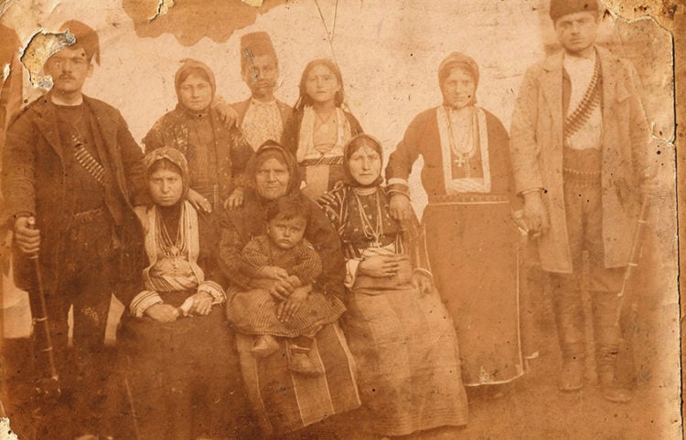 Σάντα 1900, ενορία  Πινατάντων. Μέλη των οικογενειών Τσαντεκίδη και Ποταμόπουλου (πηγή: Ψηφιακή Σάντα)