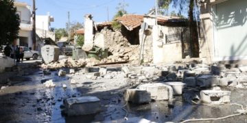 Τοίχοι οικίας πού είχε καταρρεύσει στο Αρκαλοχώρι Ηρακλείου, Κρήτης (φωτ.: ΑΠΕ-ΜΠΕ/Νίκος Χαλκιαδάκης)