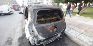 Ένα από τα καμένα ΙΧ, έξω από το ΑΠΘ, σήμερα το πρωί (φωτ.: 
ΜΟΤΙΟΝΤΕΑΜ/Γιώργος Κωνσταντινίδης)