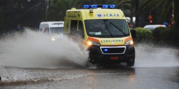 Ασθενοφόρο κινείται στη λεωφόρο Βασ. Κωνσταντίνου, στην Αθήνα, ενώ οι δρόμοι είναι πλημμυρισμένοι από την καταρρακτώδη βροχή (φωτ.: ΑΠΕ-ΜΠΕ/ΑΛΕΞΑΝΔΡΟΣ ΒΛΑΧΟΣ)