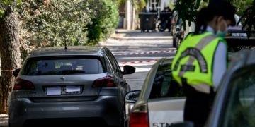 Στιγμιότυπο από το σημείο όπου πυροβολήθηκαν, χθες, οι δύο εργαζόμενοι σε εταιρεία φυσικού αερίου, στη λεωφόρο Τατοΐου, στη Νέα Ερυθραία (φωτ.: EUROKINISSI/ Μιχάλης Καραγιάννης)