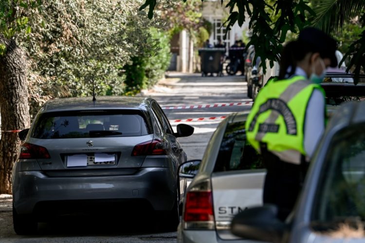 Στιγμιότυπο από το σημείο όπου πυροβολήθηκαν, χθες, οι δύο εργαζόμενοι σε εταιρεία φυσικού αερίου, στη λεωφόρο Τατοΐου, στη Νέα Ερυθραία (φωτ.: EUROKINISSI/ Μιχάλης Καραγιάννης)