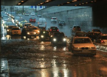 Οχήματα διασχίζουν τη Λεωφ. Κηφισίας στο ύψος του Νέου Ψυχικού, που έχει πλημμυρίσει λόγω της καταρρακτώδους βροχής που πέφτει τις τελευταίες ώρες στην Αττική (φωτ.: ΑΠΕ-ΜΠΕ/ΑΛΕΞΑΝΔΡΟΣ ΒΛΑΧΟΣ)