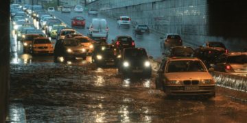 Οχήματα διασχίζουν τη Λεωφ. Κηφισίας στο ύψος του Νέου Ψυχικού, που έχει πλημμυρίσει λόγω της καταρρακτώδους βροχής που πέφτει τις τελευταίες ώρες στην Αττική (φωτ.: ΑΠΕ-ΜΠΕ/ΑΛΕΞΑΝΔΡΟΣ ΒΛΑΧΟΣ)