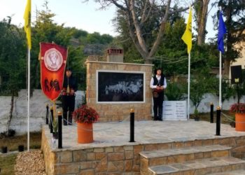 Εικόνα από τα αποκαλυπτήρια του μνημείου για τους εκτελεσθέντες από τους ναζί στο Μεσόβουνο (φωτ.: xronos-kozanis.gr)