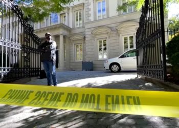 Η είσοδος σε μία από τις κατοικίες του Ρώσου δισεκατομμυριούχου Όλεγκ Ντεριπάσκα (πηγή: YouTube)
