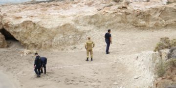 Aστυνομικοί τοποθετούν κορδέλες μετά από κατολισθήσεις σε παραλία στον Ξερόκαμπο Σητείας, μετά από τον ισχυρό σεισμό 6,3 Ρίχτερ που σημειώθηκε ανατολικά της Ζάκρου στην Κρήτη (φωτ.: ΑΠΕ-ΜΠΕ/ΝΙΚΟΣ ΧΑΛΚΙΑΔΑΚΗΣ)