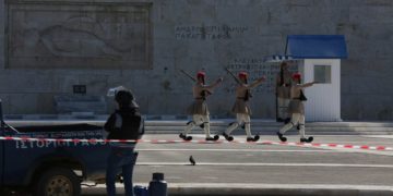 Αστυνομικοί στο σημείο όπου οδηγός αγροτικού αυτοκινήτου στάθμευσε το όχημά του μπροστά στο Μνημείο του Άγνωστου Στρατιώτη, έξω από τη Βουλή, στο Σύνταγμα (φωτ.: ΑΠΕ-ΜΠΕ/Αλέξανδρος Μπελτές)