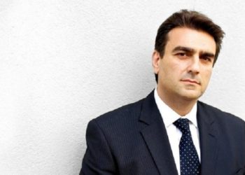 Ανδρέας Άκαρας, ο ομογενής δικηγόρος των Κούρδων διαδηλωτών οι οποίοι το 2017 είχαν δεχθεί επίθεση από τους σωματοφύλακες του Ερντογάν, στην Ουάσινγκτον (φωτ.: rt.com)