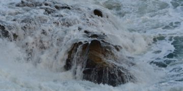 Κύματα χτυπούν στα βράχια λόγω των δυνατών νοτιάδων στην παραλία της Αρβανιτιάς στο Ναύπλιo (φωτ. αρχείου: ΑΠΕ-ΜΠΕ /Ευάγγελος Μπουγιώτης)