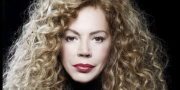 (Φωτ.: Facebook / EleniDimouOfficial)