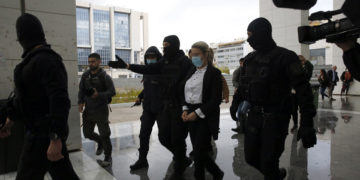 Η κατηγορούμενη για την επίθεση με καυστικό υγρό σε βάρος της Ιωάννας Παλιοσπύρου οδηγείται συνοδεία αστυνομικών στην αίθουσα του Μικτού Ορκωτού Δικαστηρίου (φωτ.: ΑΠΕ-ΜΠΕ / Αλέξανδρος Βλάχος)