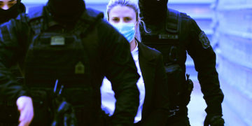 Η κατηγορούμενη για την επίθεση με καυστικό υγρό σε βάρος της Ιωάννας Παλιοσπύρου οδηγείται συνοδεία αστυνομικών στην αίθουσα του Μικτού Ορκωτού Δικαστηρίου (φωτ.: ΑΠΕ-ΜΠΕ / Αλέξανδρος Βλάχος)