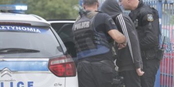 Προσαγωγή υπόπτου σήμερα στον Εύοσμο (Φωτ.: AΠΕ-ΜΠΕ / Δημήτρης Τοσίδης)