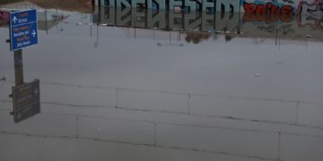 Πινακίδα στην κλειστή Λεωφόρο Ποσειδώνος στο ύψος του Δέλτα Φαλήρου λόγω συσσώρευσης υδάτων από την κακοκαιρία «Μπάλλος» (φωτ.: 
ΑΠΕ-ΜΠΕ/ΓΙΩΡΓΟΣ ΒΙΤΣΑΡΑΣ)