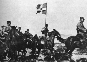 Έλληνες στρατιώτες με επικεφαλής τον διάδοχο Κωνσταντίνο προελαύνουν
κατά των Τούρκων στον κάμπο της Κεντρικής Μακεδονίας (πηγή: «ΝΙΑΟΥΣΤΑ»)