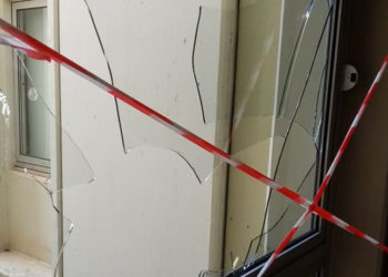 Σπασμένη τζαμαρία στο Πανεπιστημιακό Νοσοκομείο Ιωαννίνων (φωτ.: epiruspost.gr)