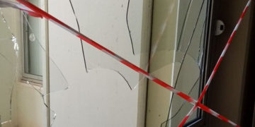 Σπασμένη τζαμαρία στο Πανεπιστημιακό Νοσοκομείο Ιωαννίνων (φωτ.: epiruspost.gr)