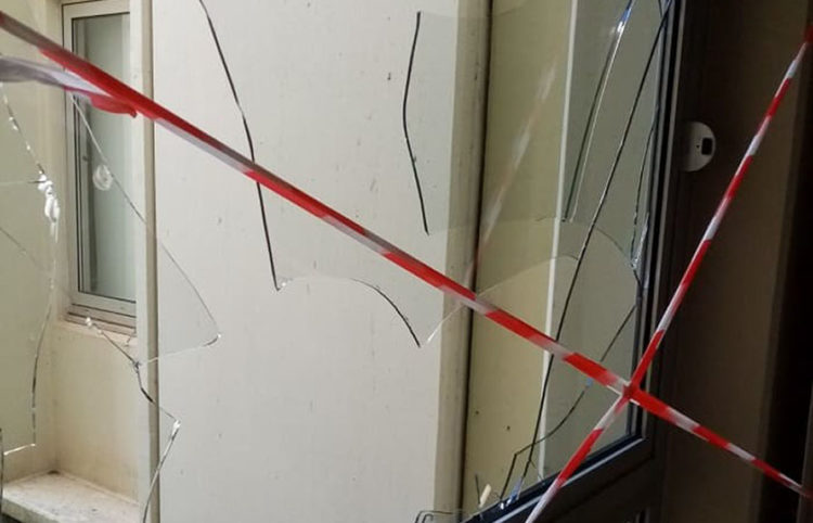 Σπασμένη τζαμαρία στο Πανεπιστημιακό Νοσοκομείο Ιωαννίνων (φωτ.: epiruspost.gr)