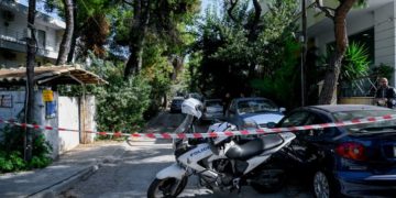 Στιγμιότυπο από το σημείο όπου πυροβολήθηκαν, χθες, οι δύο εργαζόμενοι σε εταιρεία φυσικού αερίου, στη λεωφόρο Τατοΐου, στη Νέα Ερυθραία (φωτ.: EUROKINISSI/ Μιχάλης Καραγιάννης)