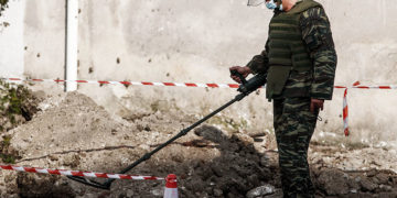 Ένα παλιό μεγάλου διαμετρήματος βλήμα πυροβολικού, πιθανό του Β’ Παγκοσμίου Πολέμου, βρέθηκε κατά τη διάρκεια εκσκαφών για νεοαναγειρόμενη οικοδομή, στην οδό Σολομού με Κονδύλη στην πόλη των Τρικάλων, το Σάββατο 23 Οκτωβρίου 2021. Αμέσως οι εκσκαφές σταμάτησαν και η Αστυνομία απέκλεισε το σημείο για ασφάλεια, έως ότου ομάδα πυροτεχνουργών του Τάγματος Εκκαθάρισης Ναρκοπεδίων Ξηράς (ΤΕΝΞ) μετά από πολύωρη διαδικασία το απομάκρυνε από την περιοχή  και το μετέφερε για εξουδετέρωση σε πεδίο βολής του νομού Τρικάλων.
(Φωτ.: EUROKINISSI / Θανάσης Καλλιάρας)