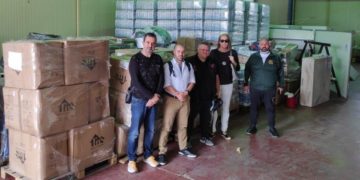 Ο πρόεδρος του Σωματείου Πρακτόρων ΟΠΑΠ Ν. Ηρακλείου, Δημήτρης Χαραλαμπάκης, και συνεργάτες του δικτύου παραδίδουν είδη πρώτης ανάγκης και υγιεινής στον Δήμαρχο Μινώα Πεδιάδας, Μανώλη Φραγκάκη.