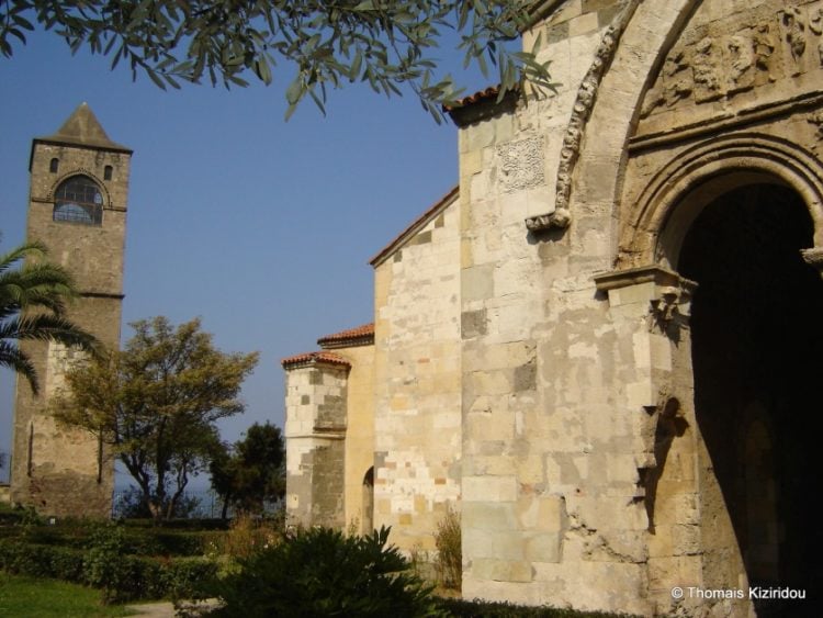 Ο Πύργος στα δυτικά της Αγίας Σοφίας Τραπεζούντας (φωτ.: Θωμαΐδα Κιζιρίδου)