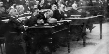 Οι κατηγορούμενοι από τα αριστερά, Μ. Γούδας, Γ. Μπαλτατζής, Ξ. Στρατηγός, Δ. Γούναρης, Ν. Στράτος, Ν. θεοτόκης, Π. Πρωτοπαπαδάκης (πηγή: Bibliothèque nationale de France)