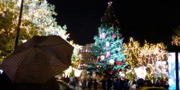 Εικόνα από την Πλατεία Συντάγματος όπου, την Τρίτη το βράδυ, έγινε η φωταγώγηση του χριστουγεννιάτικου δέντρου παρουσία πολιτών που έμειναν εκεί παρά τη βροχή (φωτ.: Γιώργος Κονταρίνης/ EUROKNISSI)