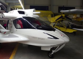Το ICON AIRCRAFT σε υπόστεγο, στην Πάχη Μεγάρων (φωτ.: ΑΠΕ-ΜΠΕ/STR)