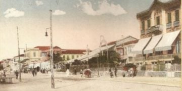 Παλαιά καρτ ποστάλ όπου εικονίζονται το κλαμπ και η αποβάθρα της Σμύρνης (πηγή: https://gr.pinterest.com/)