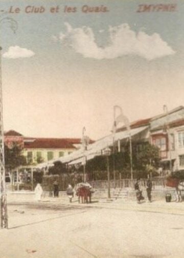 Παλαιά καρτ ποστάλ όπου εικονίζονται το κλαμπ και η αποβάθρα της Σμύρνης (πηγή: https://gr.pinterest.com/)