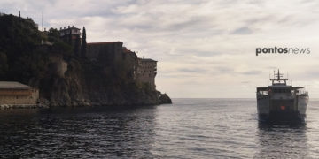 Tο καραβάκι φτάνει στο λιμάνι του Αγίου Όρους (φωτ.: Ρωμανός Κοντογιαννίδης)