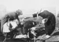 Γυναίκες λούζουν παιδί, το 1922. Η φωτογραφία αποτελεί μέρος συλλογής του Αμερικανικού Ερυθρού Σταυρού και προέρχεται από τη Βιβλιοθήκη του Κογκρέσου. Σύμφωνα με ιστορικές μαρτυρίες, πολλά κορίτσια και γυναίκες έσπευσαν να λουστούν όταν έφτασαν στην Καλαμαριά, μήπως και αποφύγουν το υποχρεωτικό κούρεμα στα Απολυμαντήρια