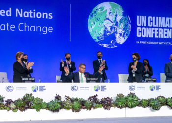 Ο πρόεδρος της COP26 Αλόκ Σάρμα μόλις έχει κηρύξει την ολοκλήρωση των εργασιών της διάσκεψης (φωτ.: EPA / Robert Perry)