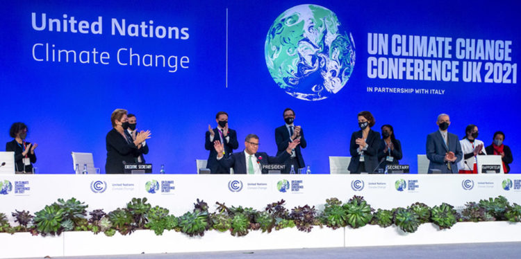 Ο πρόεδρος της COP26 Αλόκ Σάρμα μόλις έχει κηρύξει την ολοκλήρωση των εργασιών της διάσκεψης (φωτ.: EPA / Robert Perry)