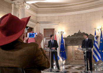 Η Ίνγκεμποργκ Μπέγκελ (με το κόκκινο καπέλο) με την ερώτησή της προκάλεσε εκνευρισμό στον Κυριάκο Μητσοτάκη (φωτ.: EUROKINISSI / Μιχάλης Καραγιάννης)