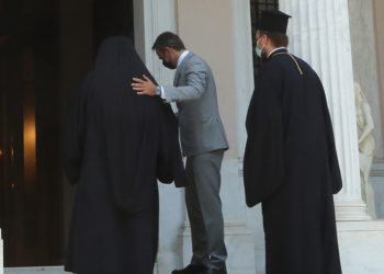 Ο Κυριάκος Μητσοτάκης υποδέχεται τον Αρχιεπίσκοπο Ιερώνυμο στο Μέγαρο Μαξίμου (φωτ.: Αρχιεπισκοπή Αθηνών / Χρήστος Μπόνης)