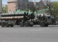 Οι S-400 Triumf κατά τη διάρκεια στρατιωτικής παρέλασης στη Ρωσία (πηγή: Wikipedia)