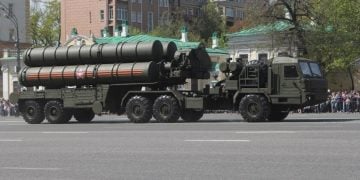 Οι S-400 Triumf κατά τη διάρκεια στρατιωτικής παρέλασης στη Ρωσία (πηγή: Wikipedia)