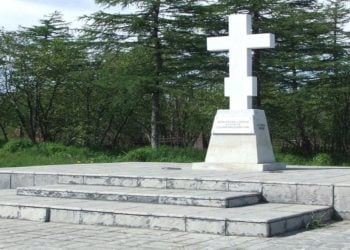 Μνημείο στο Μαγκαντάν της Άπω Ανατολής (Ρωσία), αφιερωμένο στους Έλληνες θύματα των σταλινικών διώξεων (φωτ.: b-raz.cerkov.ru)