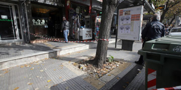 Το ψιλικατζίδικο στην οδό Γρ. Λαμπράκη όπου έγινε η φονική ληστεία με θύμα τον 44χρονο Μάριο (Φωτ.: ΜΟΤΙΟΝΤΕΑΜ / Γιώργος Κωνσταντινίδης)