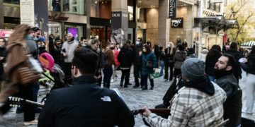 Στιγμιότυπο από την οδό Ερμού όπου, τις προηγούμενες μέρες, οι καταναλωτές έσπευσαν να κάνουν τις χριστουγεννιάτικες αγορές τους 
(φωτ.: EUROKINISSI/Τατιάνα Μπόλαρη)