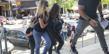 Η κόρη του 49χρονου την ημέρα που τη μετέφεραν στον εισαγγελέα, τον Ιούνιο του 2020 (φωτ. αρχείου: ΜΟΤΙΟΝΤΕΑΜ/ ΒΕΡΒΕΡΙΔΗΣ ΒΑΣΙΛΗΣ)