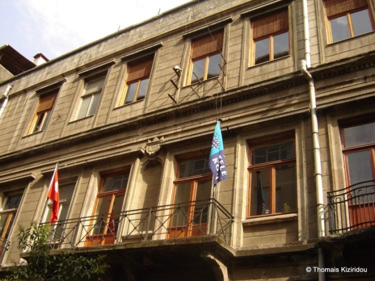 Το κτήριο της τράπεζας Φωστηρόπουλου σήμερα στεγάζει το Ταχυδρομείο της πόλης (φωτ.: Θωμαΐς Κιζιρίδου)